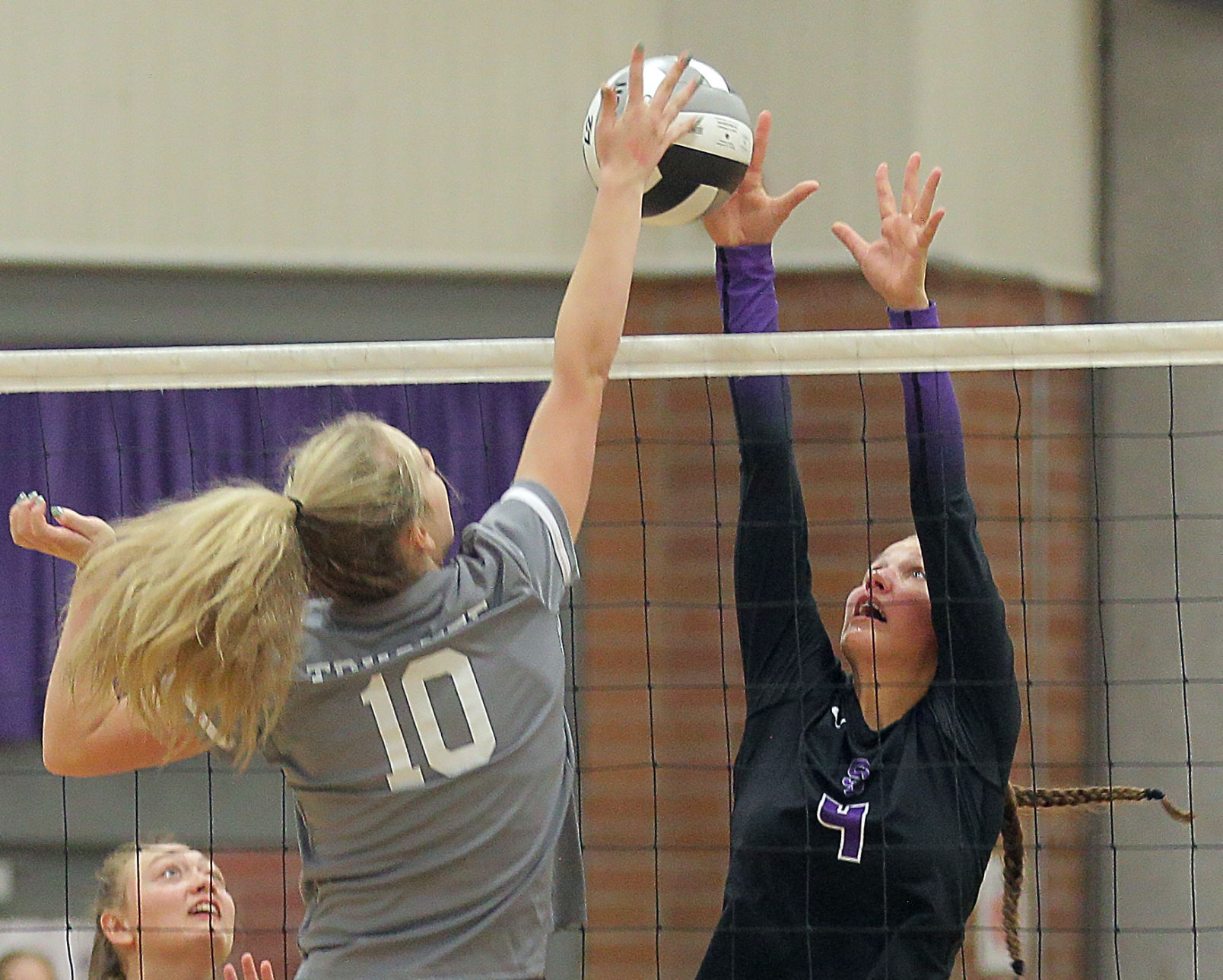 Truckee at Spring Creek Volleyball 06.jpg